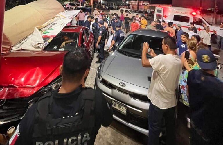 Tras el brutal impacto, los ciudadanos indicaron que las personas del auto rojo estaban alcoholizadas.