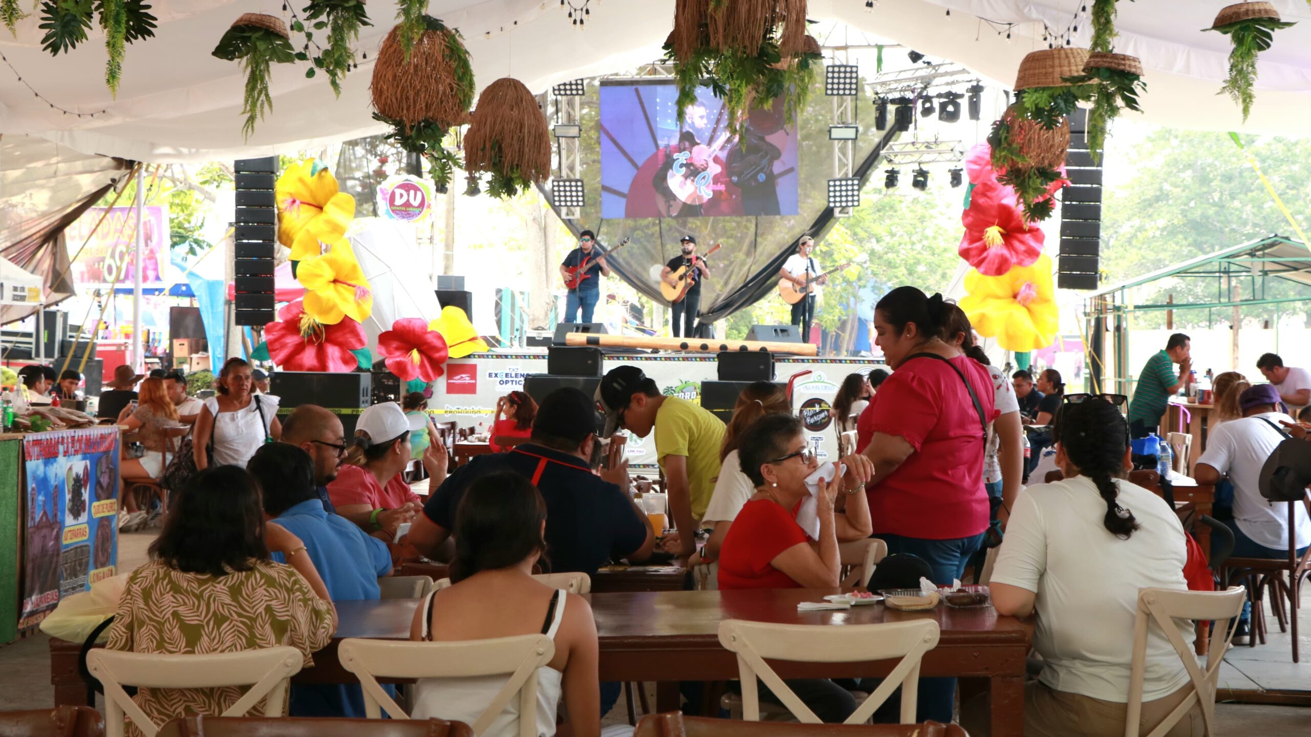 Gente disfrutando en la Feria Tabasco
