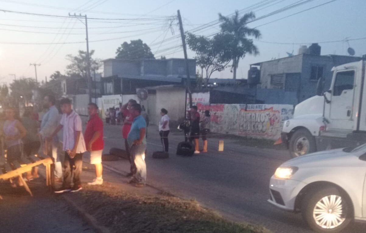 Personas-Bloquean-Calle-De-Villahermosa